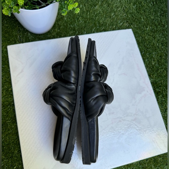 DEAR FRANCES Tye Slide, Black
Soft leather knot slide SIZE 5
US$450 new - Picture 8 of 12